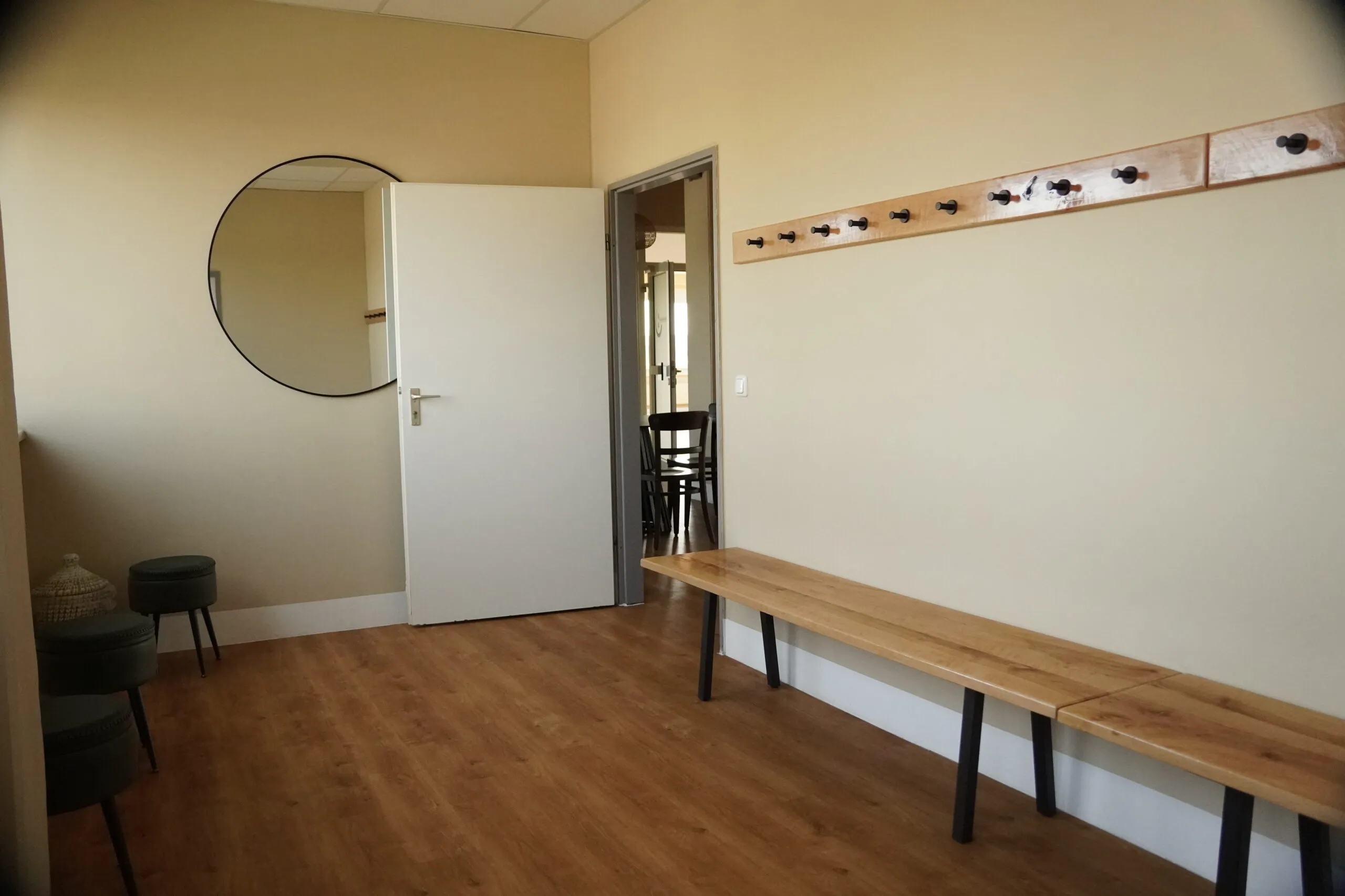 Separate Umkleide mit Sitzbank, Garderobe und Spiegel